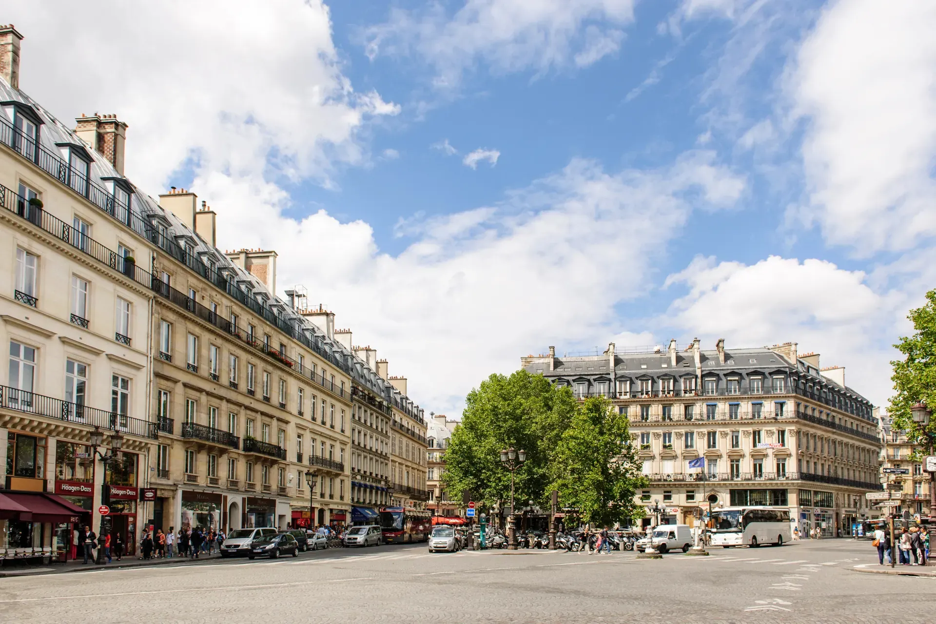 Place parisienne bordée d'immeubles haussmanniens
